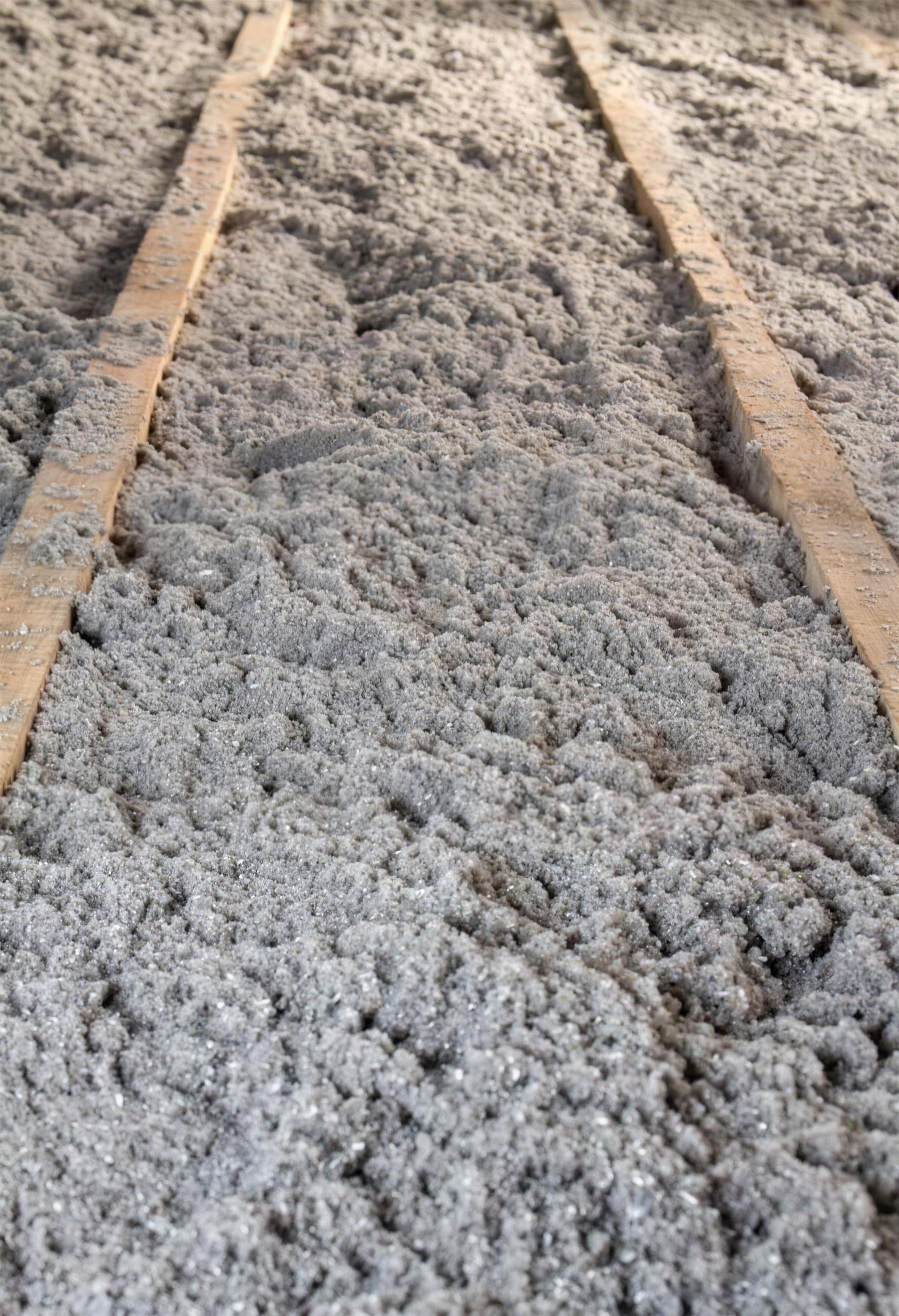 Combles isolés par soufflage de ouate de cellulose entre les solives