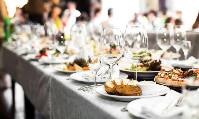 Table dressée d'un restaurant, assiettes et verres