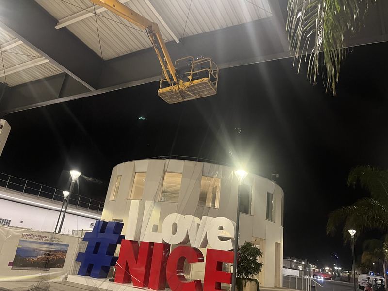 Nacelle de Nuisibles Assistance de nuit devant les lettres I Love Nice